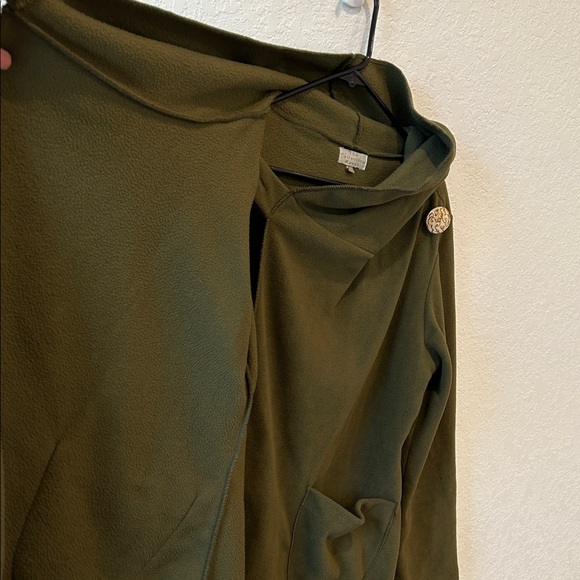 Elegant Olive Cape with Button Accent - Picture 5 of 6